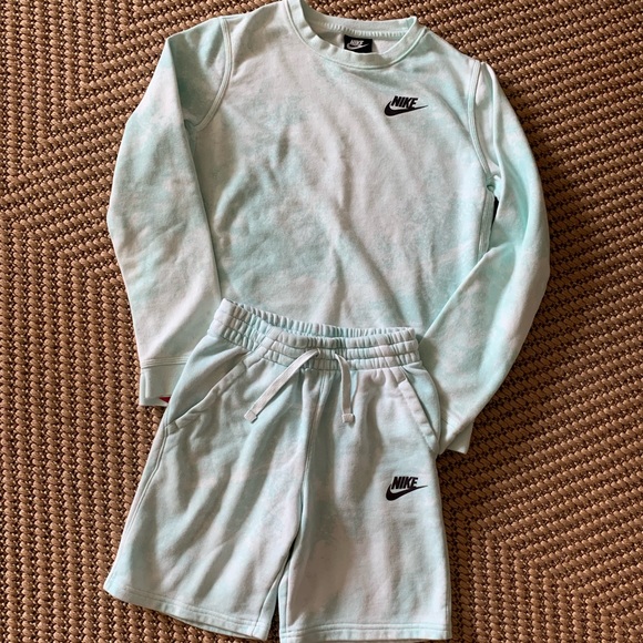 Nike Crewneck and Shorts Combo - Picture 1 of 5